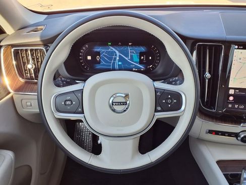 Certified 2022 Volvo XC60 B5 Momentum AWD/4WD image 13
