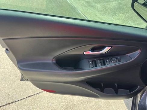 Used 2018 Hyundai Elantra GT FWD image 12