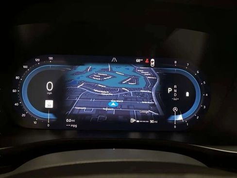 Used 2025 Volvo XC40 B5 Plus image 8