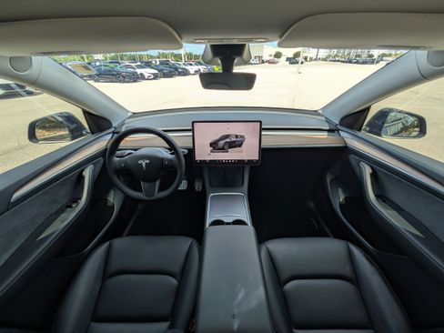 Used 2024 Tesla Model Y 2WD image 32