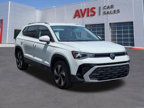 Used 2025 Volkswagen Taos SE AWD/4WD image 3