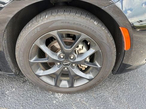 Used 2025 Chrysler Pacifica Limited FWD image 9