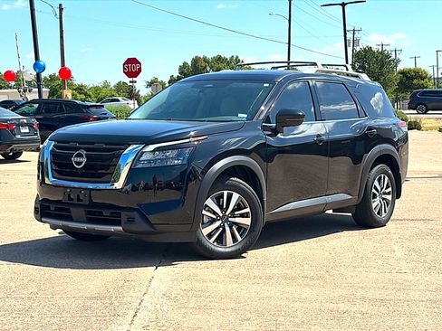 Used 2025 Nissan Pathfinder SL FWD image 2