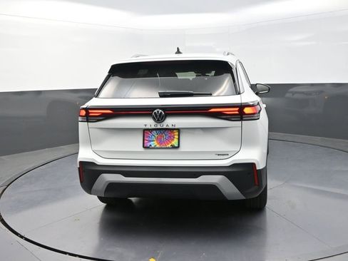Used 2025 Volkswagen Tiguan S image 9