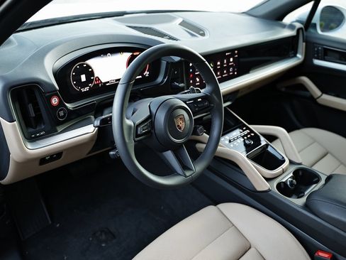 Certified 2025 Porsche Cayenne w/ Premium Package Plus image 4