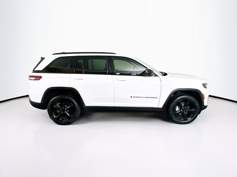 Used 2023 Jeep Grand Cherokee Limited w/ Black Appearance Package image 10