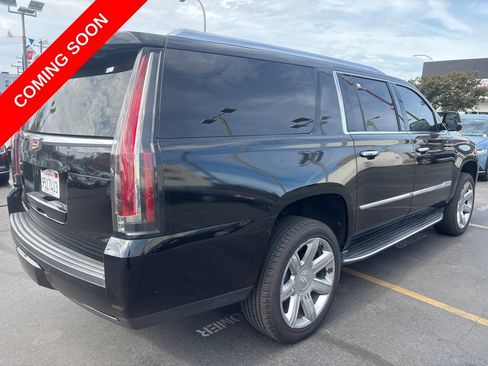 Used 2020 Cadillac Escalade ESV Luxury RWD image 3