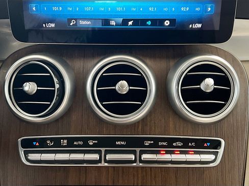 Used 2021 Mercedes-Benz GLC 300 image 11