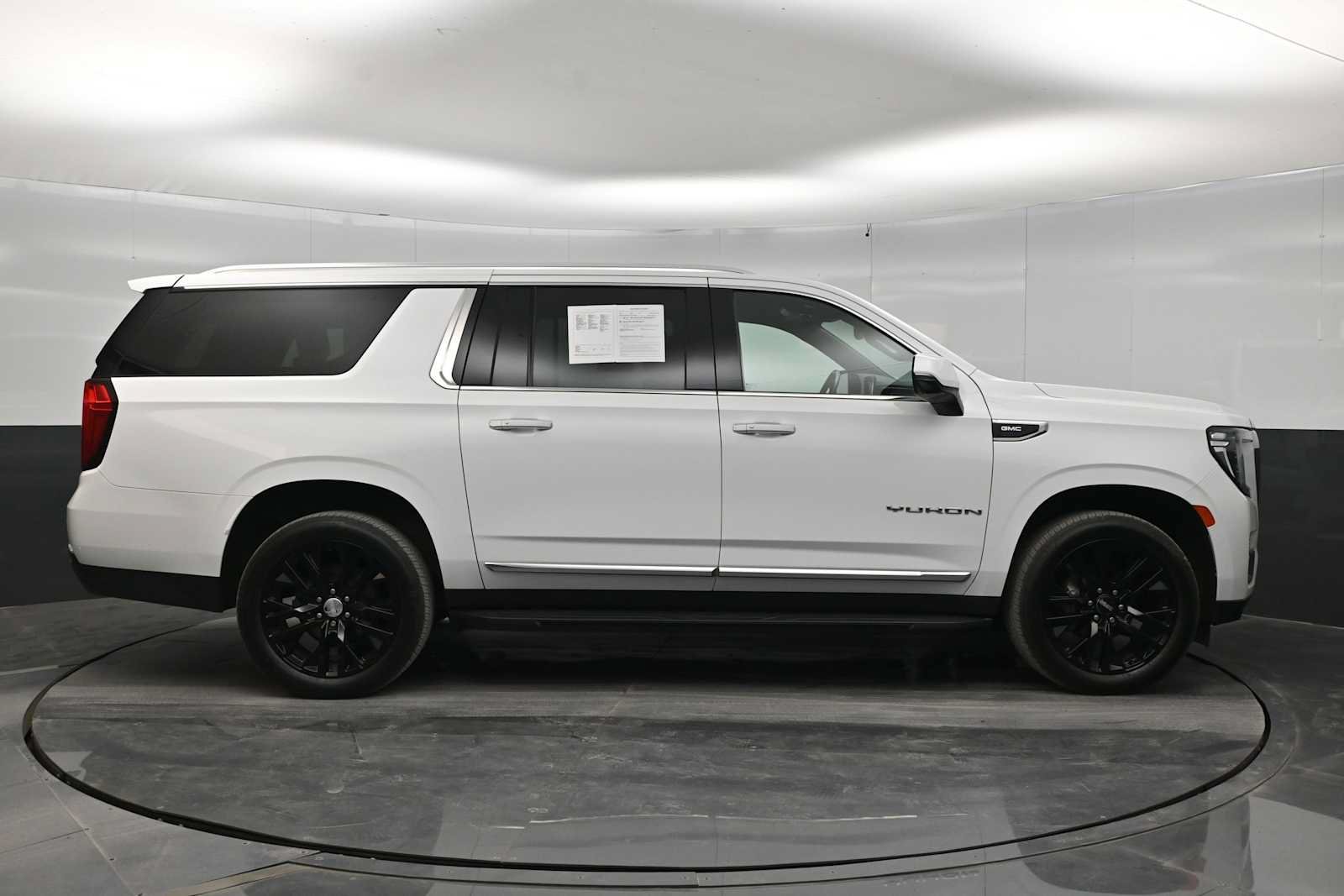 Used 2022 GMC Yukon XL SLT w/ SLT Premium Package AWD/4WD image 9
