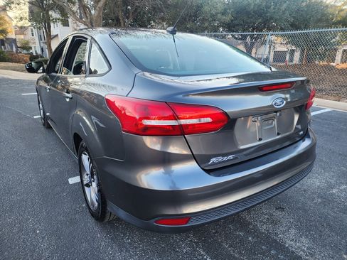 Used 2018 Ford Focus SE w/ SE Appearance Package image 5