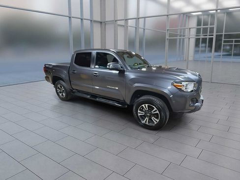 Used 2018 Toyota Tacoma TRD Sport w/ Exterior Package AWD/4WD image 2