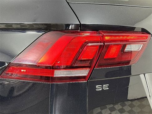 Used 2024 Volkswagen Tiguan SE image 32