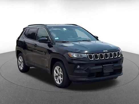 Used 2025 Jeep Compass Latitude AWD/4WD image 3