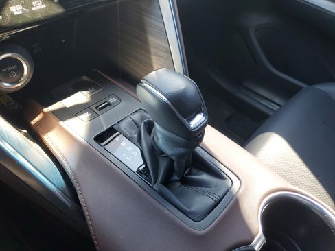 Used 2024 Toyota Venza Limited image 32