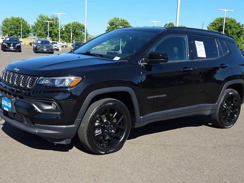 Used 2025 Jeep Compass Latitude w/ Altitude Special Edition AWD/4WD image 4