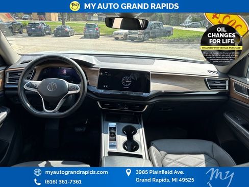 Used 2024 Volkswagen Atlas SE image 12