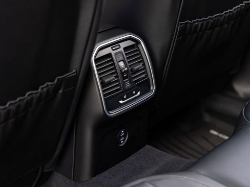Certified 2025 Porsche Macan AWD/4WD image 27