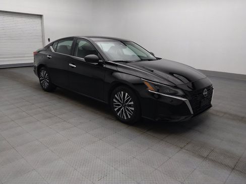 Used 2025 Nissan Altima 2.5 SV FWD image 11
