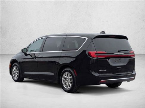 Used 2024 Chrysler Pacifica Touring-L image 10