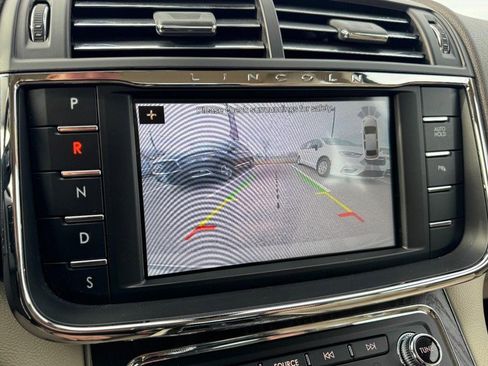 Used 2017 Lincoln Continental Select w/ Climate Package image 24