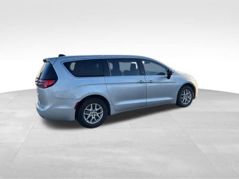 Used 2024 Chrysler Pacifica Touring-L image 5