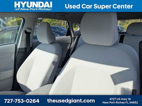 Certified 2024 Hyundai Kona SE FWD image 3