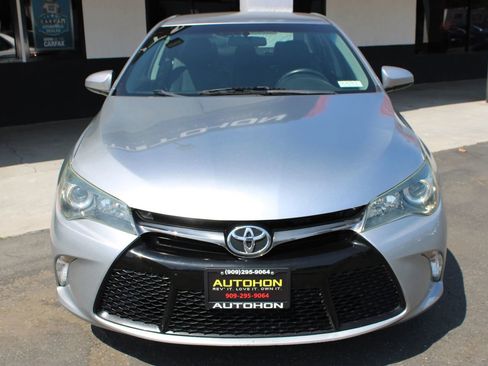 Used 2015 Toyota Camry SE FWD image 2
