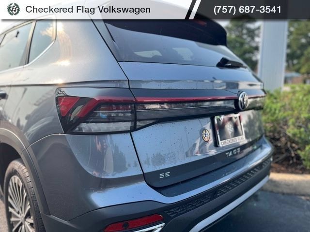 Certified 2025 Volkswagen Taos SE FWD image 9