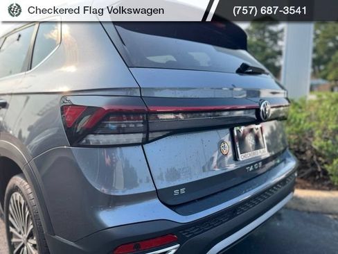 Certified 2025 Volkswagen Taos SE FWD image 9