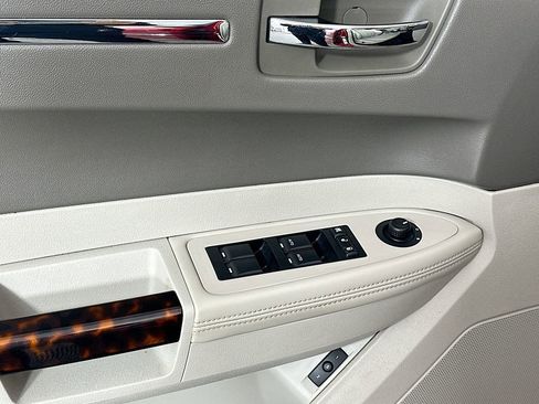 Used 2009 Chrysler 300 C image 16