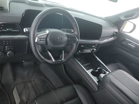 Used 2025 Chevrolet Suburban RST image 17