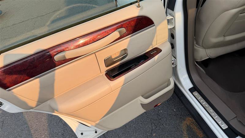 Used 2003 Lincoln Town Car Executive RWD image 17