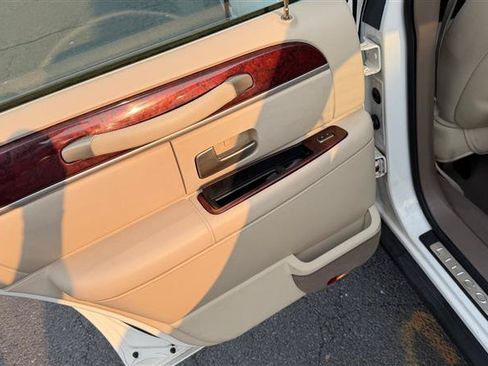 Used 2003 Lincoln Town Car Executive RWD image 17