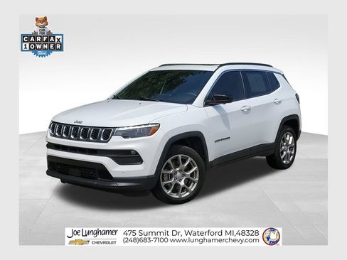 Used 2024 Jeep Compass Latitude w/ Sun and Sound Group AWD/4WD image 1