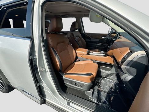 Used 2023 Nissan Pathfinder Platinum w/ Cargo Package AWD/4WD image 31