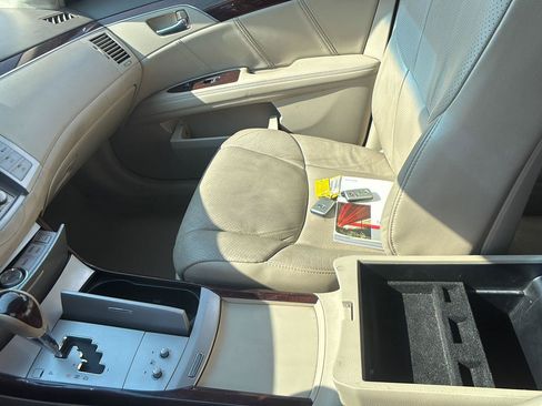 Used 2010 Toyota Avalon Limited FWD image 31