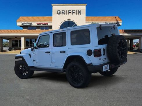 Used 2025 Jeep Wrangler Unlimited Sahara AWD/4WD image 9