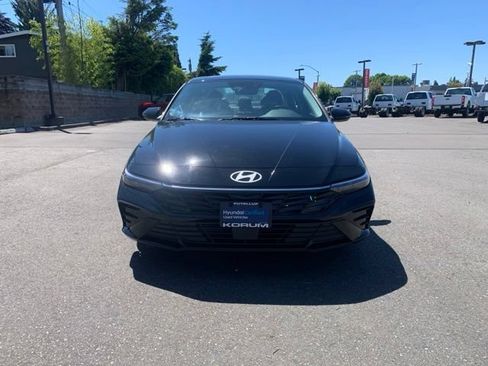 Certified 2025 Hyundai Elantra Limited FWD image 10
