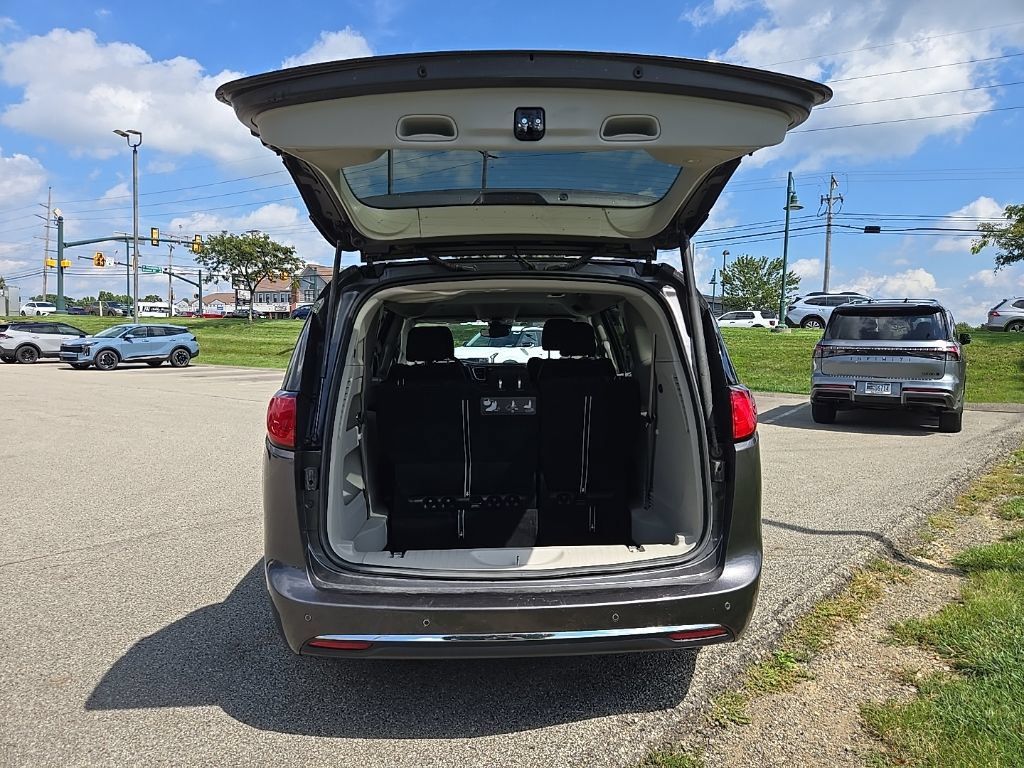Used 2020 Chrysler Pacifica Touring-L Plus FWD image 4