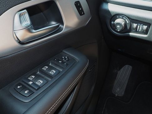 New 2026 Chrysler Pacifica Limited w/ Uconnect Theater Family Group image 34