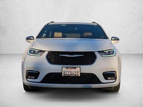 Used 2022 Chrysler Pacifica Pinnacle image 2