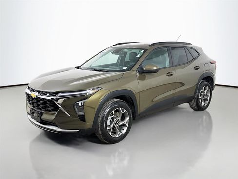 Used 2024 Chevrolet Trax LT w/ Sunroof Package image 4