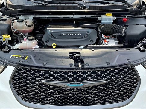Used 2021 Chrysler Pacifica Limited w/ Uconnect Theater Family Group FWD image 31