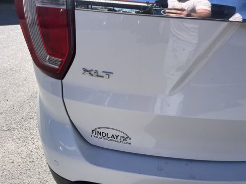 Used 2017 Ford Explorer XLT w/ Equipment Group 202A image 11