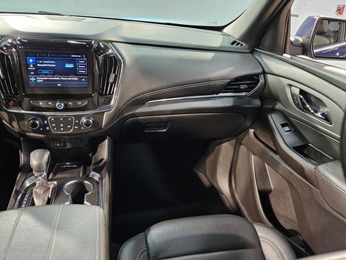 Used 2023 Chevrolet Traverse LT w/ Rear Camera Mirror Package FWD image 11