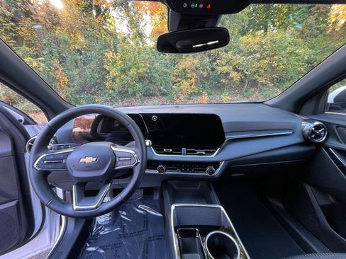 Used 2025 Chevrolet Equinox LT image 29