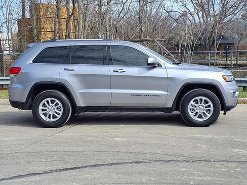 Used 2018 Jeep Grand Cherokee Laredo image 2