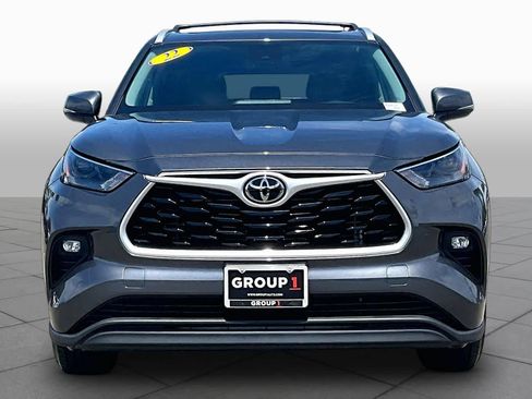 Used 2022 Toyota Highlander XLE AWD/4WD image 3