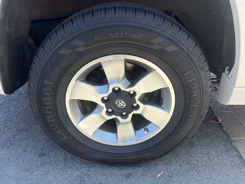 Used 2013 Toyota 4Runner SR5 w/ Convenience Pkg image 9