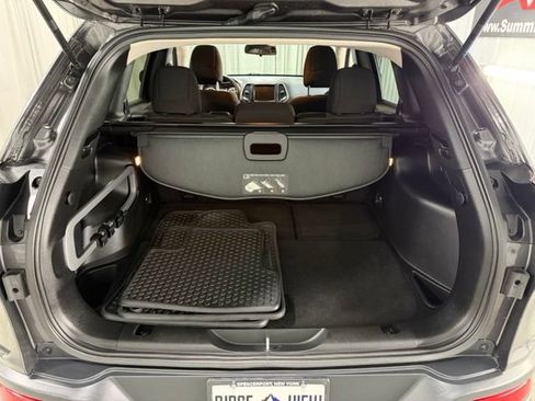 Used 2016 Jeep Cherokee Latitude w/ Cold Weather Group AWD/4WD image 9